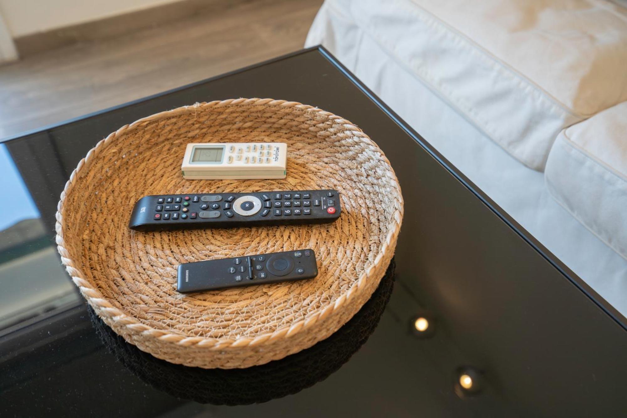 City Oasis: Newly Renovated 2Br Apt In City Center Афины Экстерьер фото