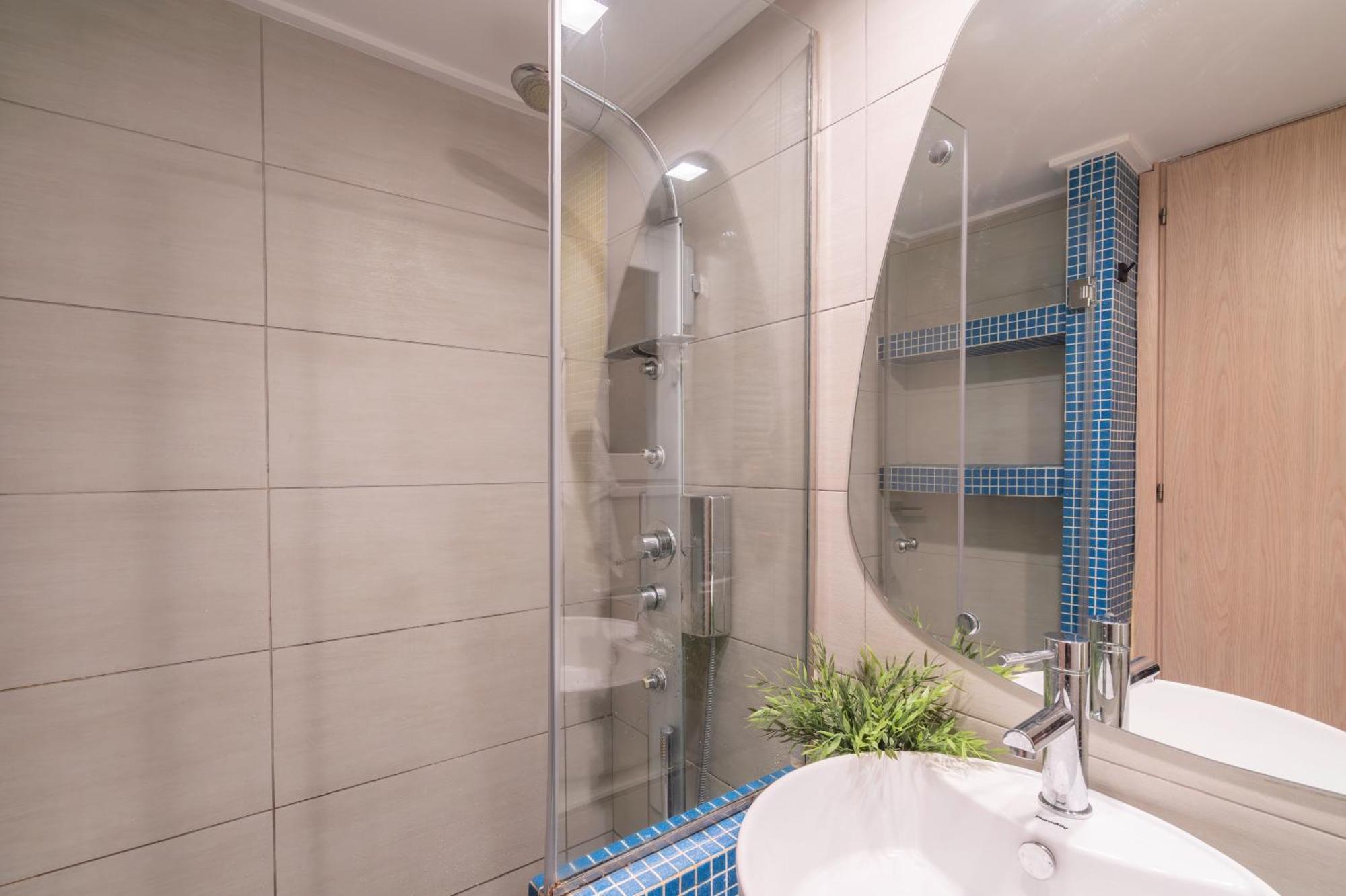 City Oasis: Newly Renovated 2Br Apt In City Center Афины Экстерьер фото