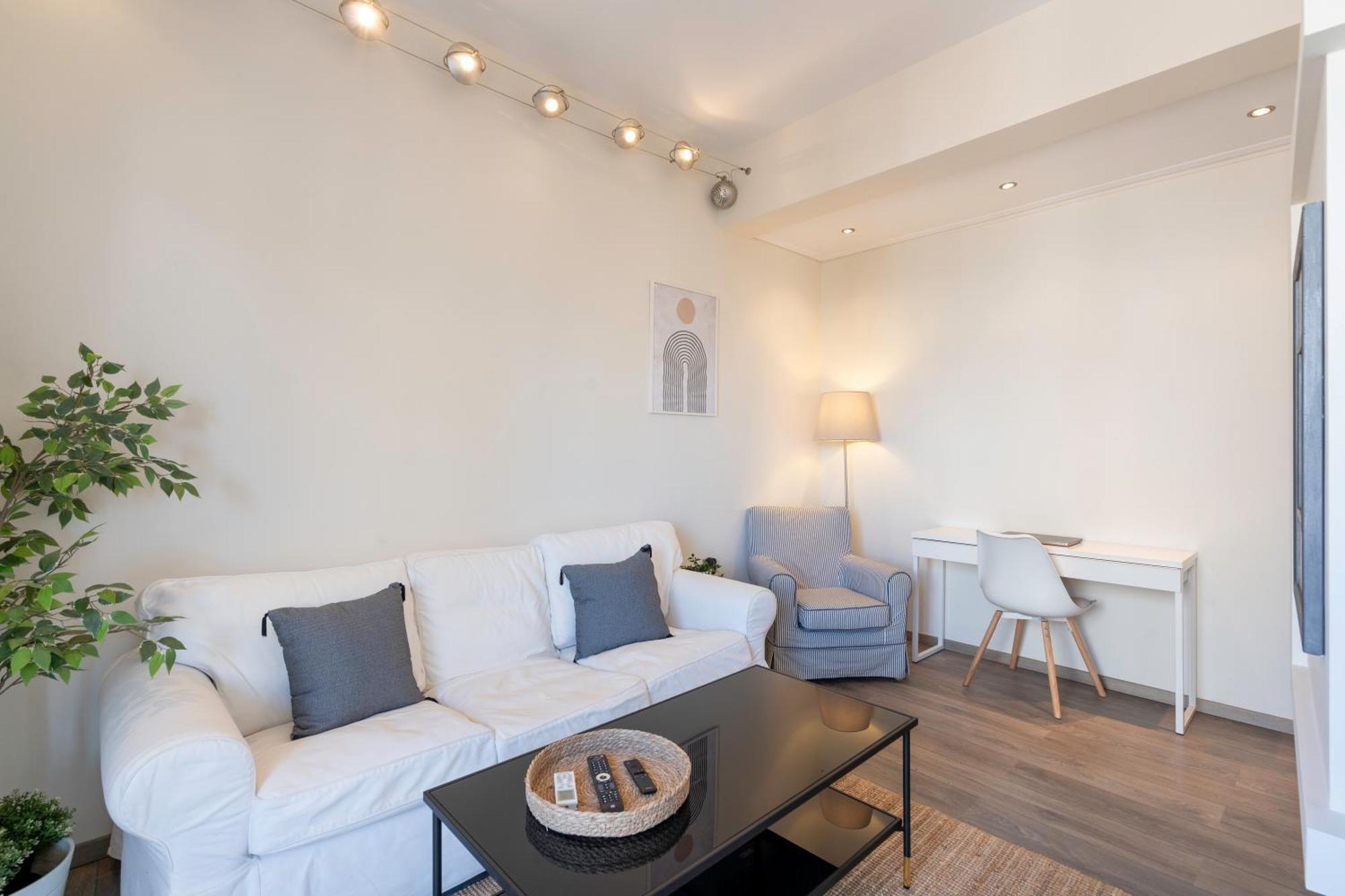 City Oasis: Newly Renovated 2Br Apt In City Center Афины Экстерьер фото