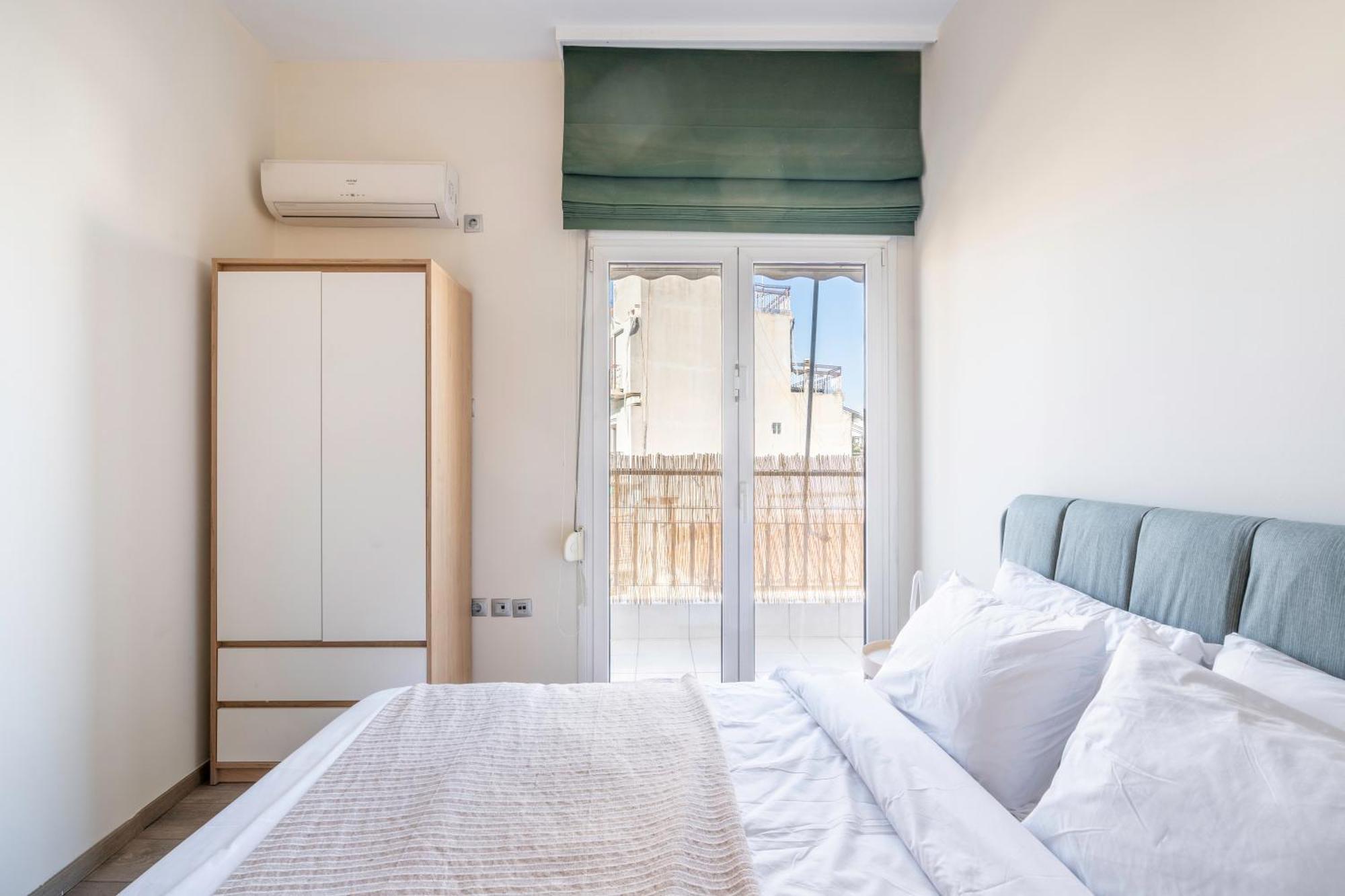 City Oasis: Newly Renovated 2Br Apt In City Center Афины Экстерьер фото