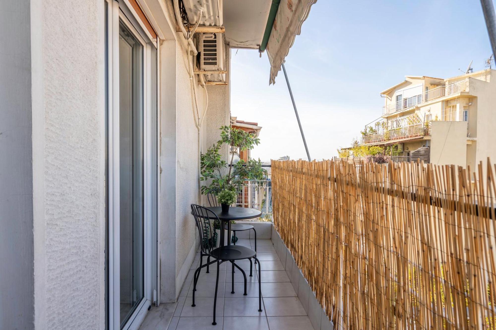 City Oasis: Newly Renovated 2Br Apt In City Center Афины Экстерьер фото