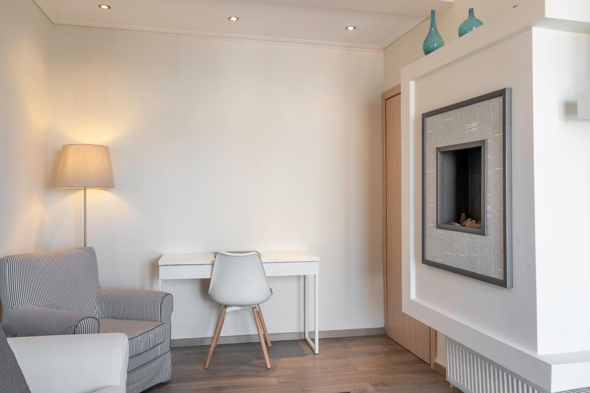 City Oasis: Newly Renovated 2Br Apt In City Center Афины Экстерьер фото