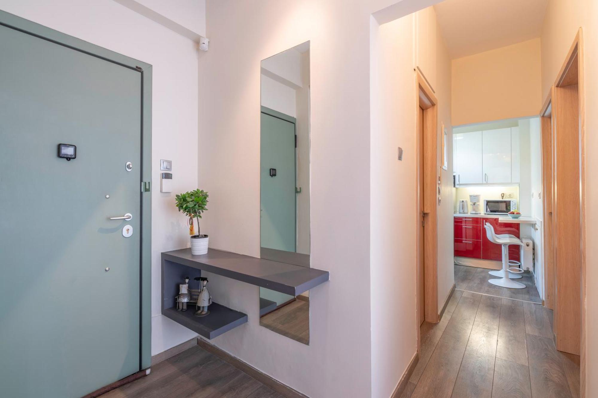 City Oasis: Newly Renovated 2Br Apt In City Center Афины Экстерьер фото