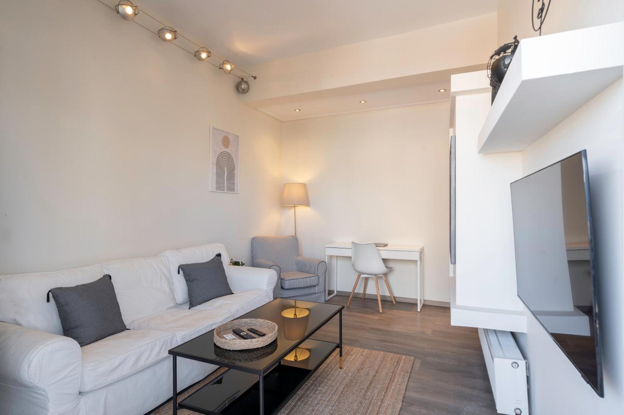 City Oasis: Newly Renovated 2Br Apt In City Center Афины Экстерьер фото