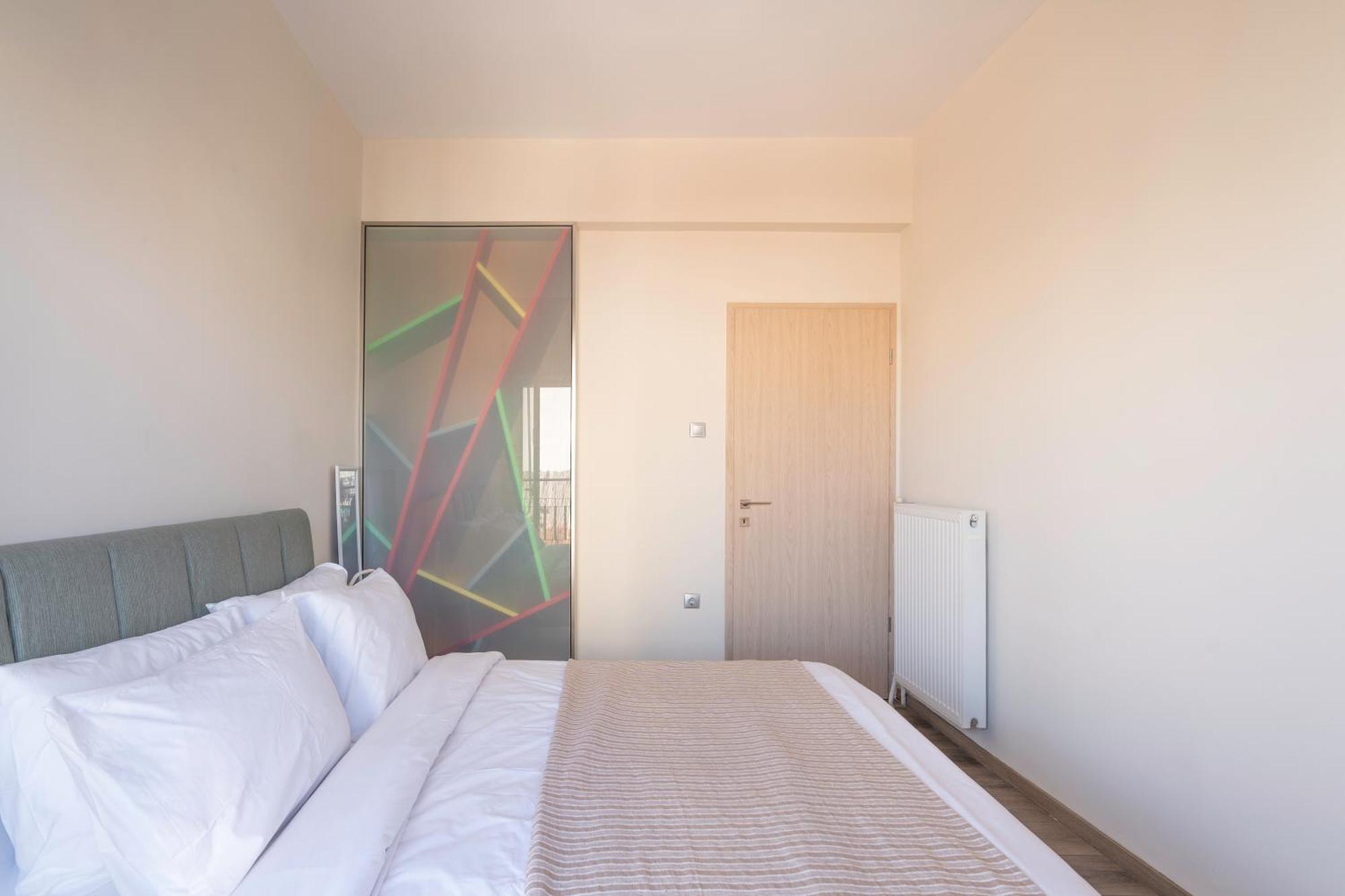 City Oasis: Newly Renovated 2Br Apt In City Center Афины Экстерьер фото