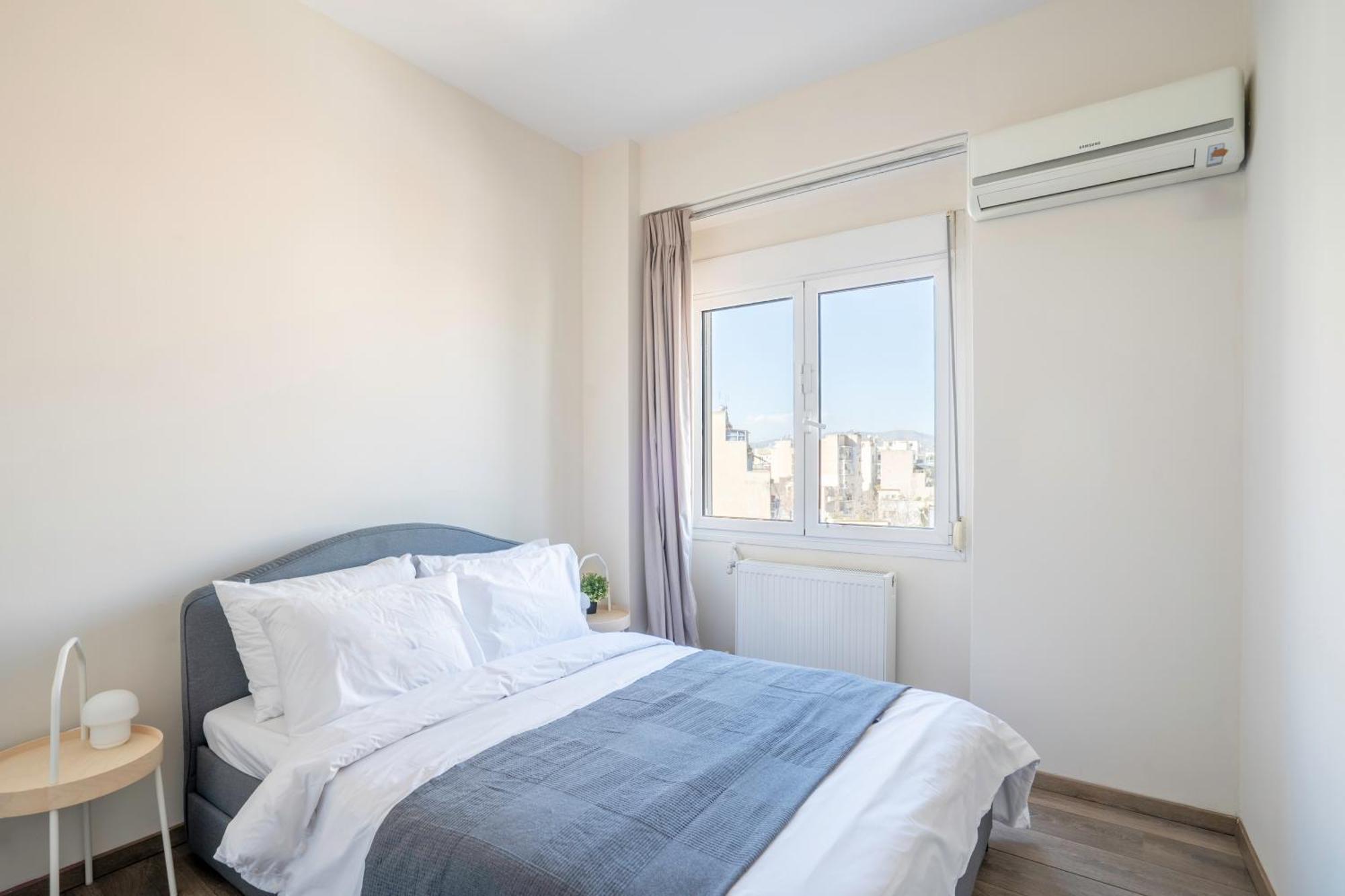City Oasis: Newly Renovated 2Br Apt In City Center Афины Экстерьер фото